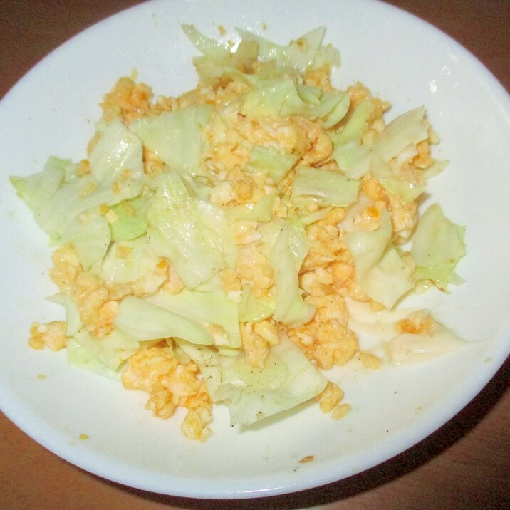 キャベツと炒り卵のガーリックサラダ